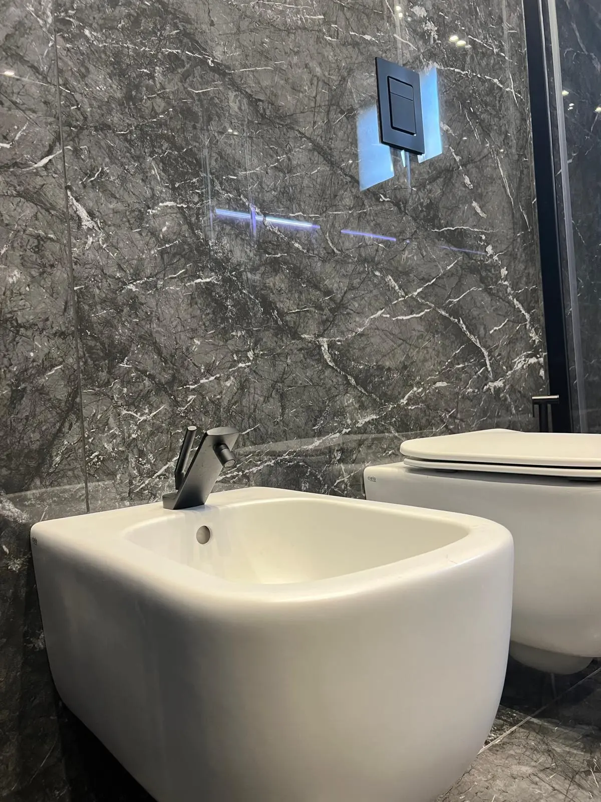igienici-bagno-scuro-cielo